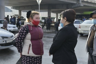 Сенат Раиси Танзила Нарбаева "Қўйлиқ" бозори ҳудудида бўлган мардикор бозоридаги аёллар билан учрашиб, уларнинг муаммоларини ҳал этди