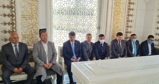 Алишер Қодиров Биринчи Президент қабрини зиёрат қилди