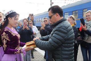На железнодорожный вокзал города Навои прибыл очередной туристический чартерный поезд