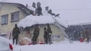 Япония шимолида қорларни тозалаш учун ҳарбийлар сафарбар этилди