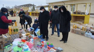 Сенатор бозорлардаги нарх-наволарни ўрганмоқда