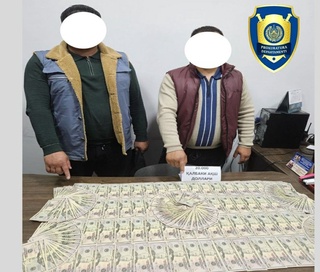 Чилонзор туманида қалбаки 20 000 АҚШ долларларини сотаётган шахслар ушланди