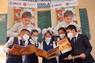 USAID 200 дан ортиқ Ўзбeкистон мактабларига 385 мингдан ортиқ китоб тақдим этди