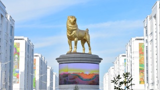 Президент Туркменистана открыл в Ашхабаде золотой памятник алабаю