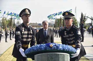 БҰҰ Бас хатшысы Антониу Гутерриш Тәуелсіздік монументіне гүл шоқтарын қойды