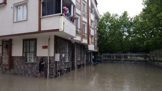 Истанбул шаҳри кўчалари кучли ёмғир ёғиши оқибатида сув остида қолди