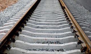 Андижонда кар-соқов бўлган йигитни поезд уриб кетди