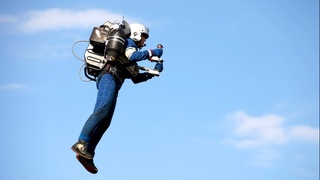 Мимо самолета пролетал человек…