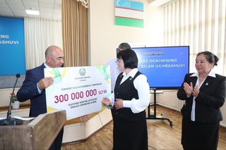 Ангрендегі телефонсыз мектепке 300 миллион сум сыйақы берілді