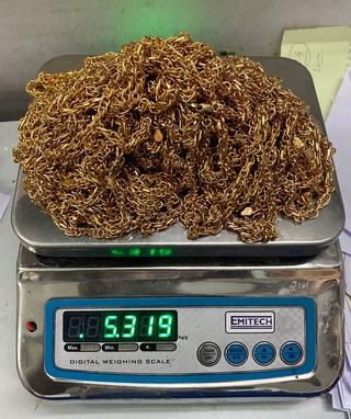 Деҳли аэропортида ўзбекистонлик аёллар 5 кг олтин билан қўлга тушди