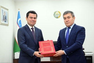 Нурсултон Назарбоев ёзган мемуар асарнинг Ўзбекистон Президенти учун аталган нусхаси топширилди