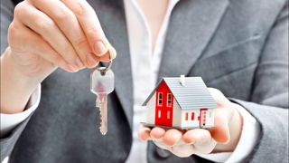 Уй-жойга муҳтож етим болалар ва ота-она қарамоғидан маҳрум бўлган болалар 18 ёшга тўлганда 1 хонали, вояга етган етим болалар ўртасида никоҳ тузилганда эса 2 хонали квартиралар бепул ажратилади