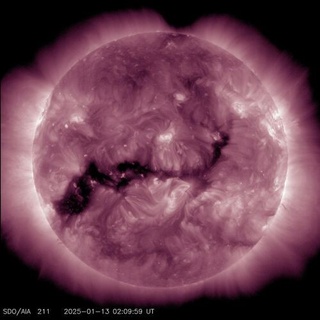 Дар Офтоб сӯрохи бузурги тоҷӣ кашф шуд: ин ба Замин чӣ гуна таҳдид мекунад