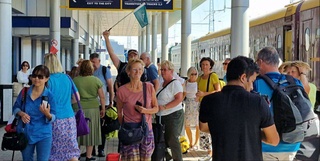 На Центральный железнодорожный вокзал Ташкента прибыл очередной туристический чартерный поезд