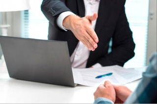 Штатты қысқарту нәтижесінде жұмыстан босатылған қызметкерлер ұйымда жаңа жұмыс орындары пайда болған кезде жұмысқа қабылдануы шарт