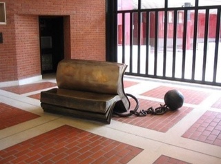 Oʻrta asrlarda kitoblar javonlarga zanjirband qilinganmi?