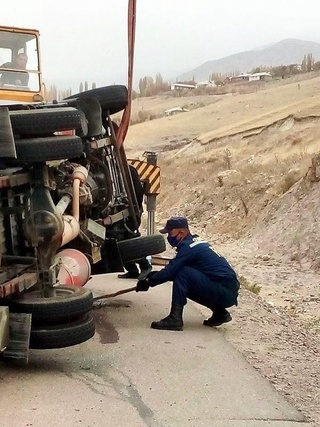 FVV qutqaruvchilari “Qamchiq” dovonida YTHga uchragan haydovchiga yordam berishdi