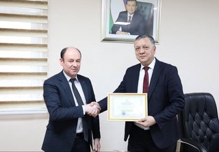 Davlat va huquq institutiga inson huquqlari va Xitoy madaniyatiga oid adabiyotlar topshirildi