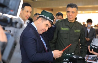 Namangan viloyati hokimi Chust doʻppisida koʻrinish berdi