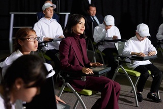 Саида Мирзиёева бо кӯдакони самарқандие, ки нуқсони биноӣ доранд, мулоқот кард