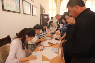 Жители Навоийской области голосуют на референдуме