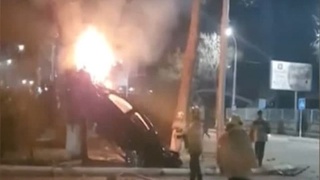 В Ташкенте Malibu врезался в дерево и загорелся