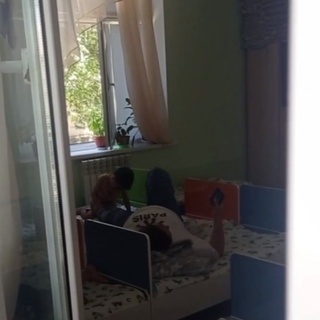 “Oyogʻimni uqala”. Sirdaryoda tarbiyachi bolaga oyogʻini massaj qildirdi