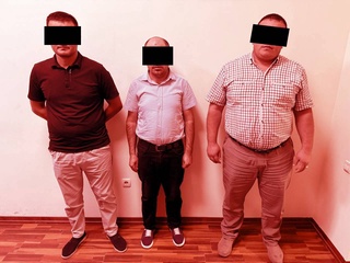 В Сурхандарье задержаны помощник хокима и должностные лица по делу о взяточничестве