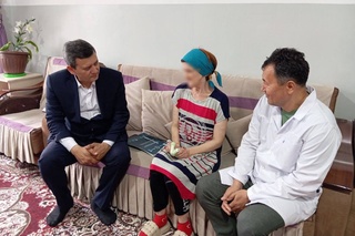 Мурувват уйида яшовчи руҳий носоғлом аёлни мазах қилингани ҳолати ўрганилди