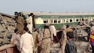 Покистонда поезднинг рельсдан чиқиб кетиши оқибатида камида 30 киши ҳалок бўлди, яна камида 80 киши жароҳат олди