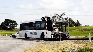 В Новой Зеландии столкнулись школьный автобус и поезд