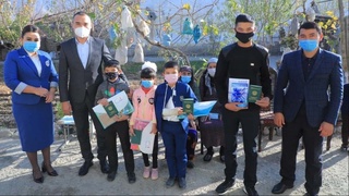 Andijonda 4 farzandini uyda tuqqan onaning bolalariga guvohnoma berildi. Ularning kattasi 16 yoshda