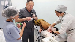 Buxoroda 20 yoshli oʻsmirning ichaklaridan 5 dona toʻgʻnogʻich va 6 dona mix olib tashlandi