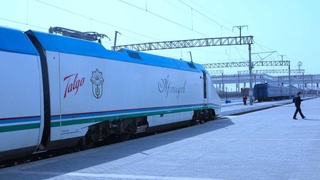 Поезд «Afrosiyob» начал совершать остановку на станции в Каттакургане