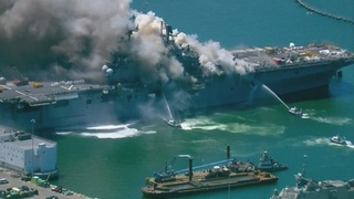На военно-морской базе ВМС США в Сан-Диего загорелся корабль