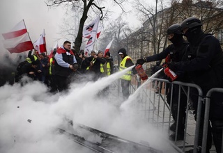 Варшавадаги тартибсизликлар вақтида 50 дан ортиқ киши ҳибсга олинди