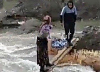 Andijonda yogʻochdan koʻprik yasab odamlarni pul evaziga oʻtkazgan shaxsga 7 sutkaga maʼmuriy qamoq jazosi tayinlandi