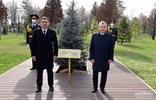 Президенты Узбекистана и Кыргызстана посадили дерево