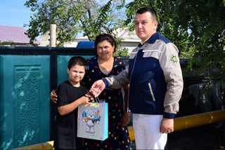 Совет профсоюза АО «НГМК» передал школьные принадлежности для детей работников комбината