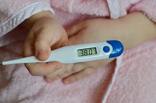 Тана ҳарорати 38 даражагача кўтарилса, нима қилиш керак? Бу ҳолатда антибиотиклар ёрдам берадими?