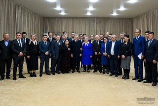 Президент Самарқанд облысындағы махалла белсенділерімен сұхбаттасты