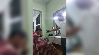 Жаҳл устида мижозининг сочини калга олиб ташлаган сартарош узр сўради