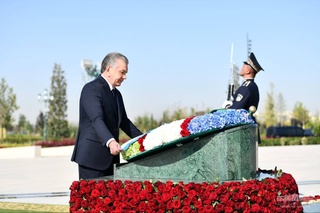 President lays flowers at the Independence Monument