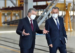 “Маҳсулот қачон арзон бўлади? Шароит яратсак” – Президент Бектемир туманига келди