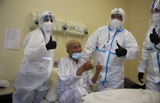 Shifokorlar saʼy-harakati bilan 101 yoshli otaxon koronavirusdan sogʻaydi