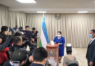 Сайлауға президенттікке үміткер Мақсуда Ворисова отбасымен бірге дауыс берді