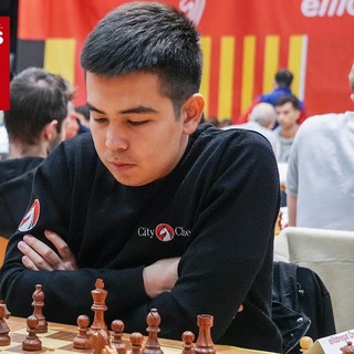 18 ёшли Алмас Раҳматуллаев 3 дақиқада Магнус Карлсенни мағлуб этди