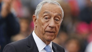 Португалия Президенти чўкаётган икки аёлни қутқаришга ёрдам берди