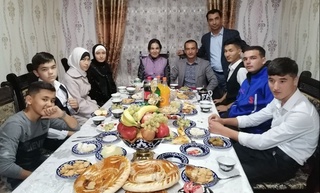 Наманганлик журналист Муҳаммадали Қамбаров 5 нафар болани асраб олди