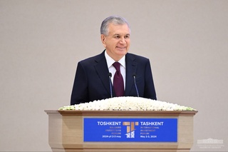 Prezident Shavkat Mirziyoyev uchinchi Toshkent xalqaro investitsiya forumining yalpi majlisida nutq soʻzlamoqda